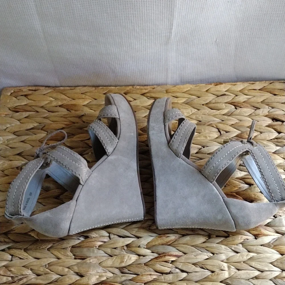 Juicy Couture suede taupe platform sandals 6